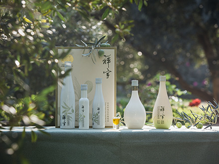 祥宇特級(jí)初榨橄欖油，純手工采摘、精選優(yōu)質(zhì)油橄欖鮮果，用意大利貝亞雷斯全自動(dòng)設(shè)備物理冷榨工藝，在鮮果采摘后8小時(shí)內(nèi)限時(shí)鮮榨而成。