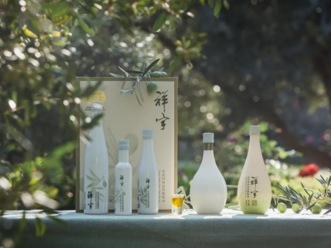 從甘肅隴南的青山幽谷，到一線(xiàn)城市的高端賣(mài)場(chǎng)；從一顆油橄欖在晨露中初綻的青澀，到一..